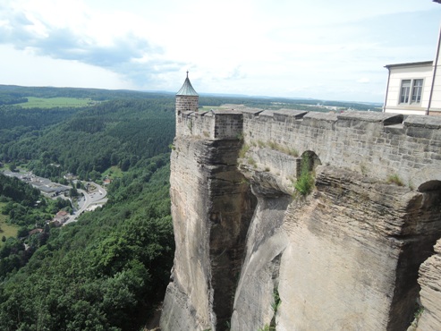 еще один ракурс на замок  и местную панораму - megatour.cz