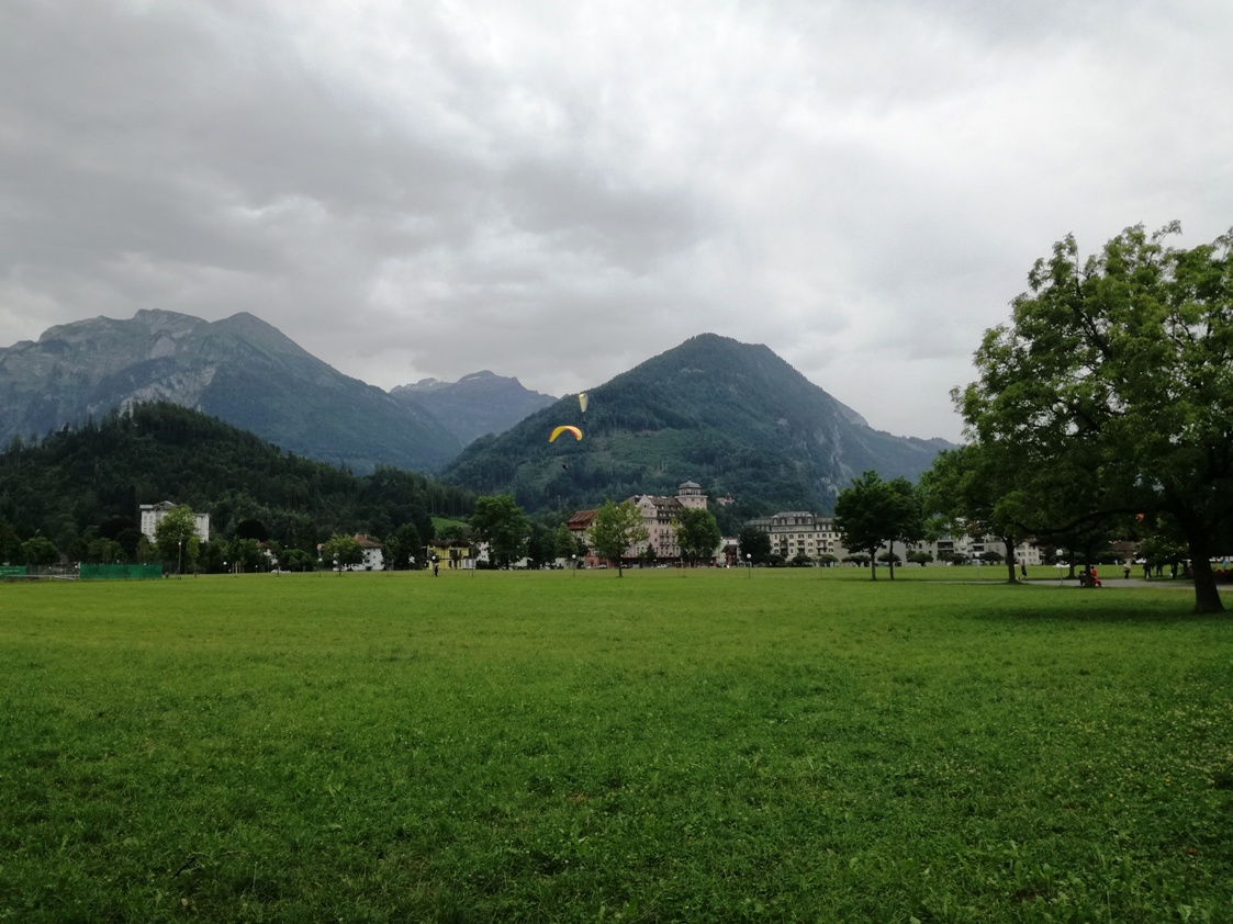 Интерлакен. Туристы на парашютах спускаются с гор прямо на центральную площадь города